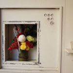 壁にいけられた花