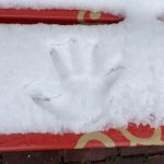 雪に残った手の跡